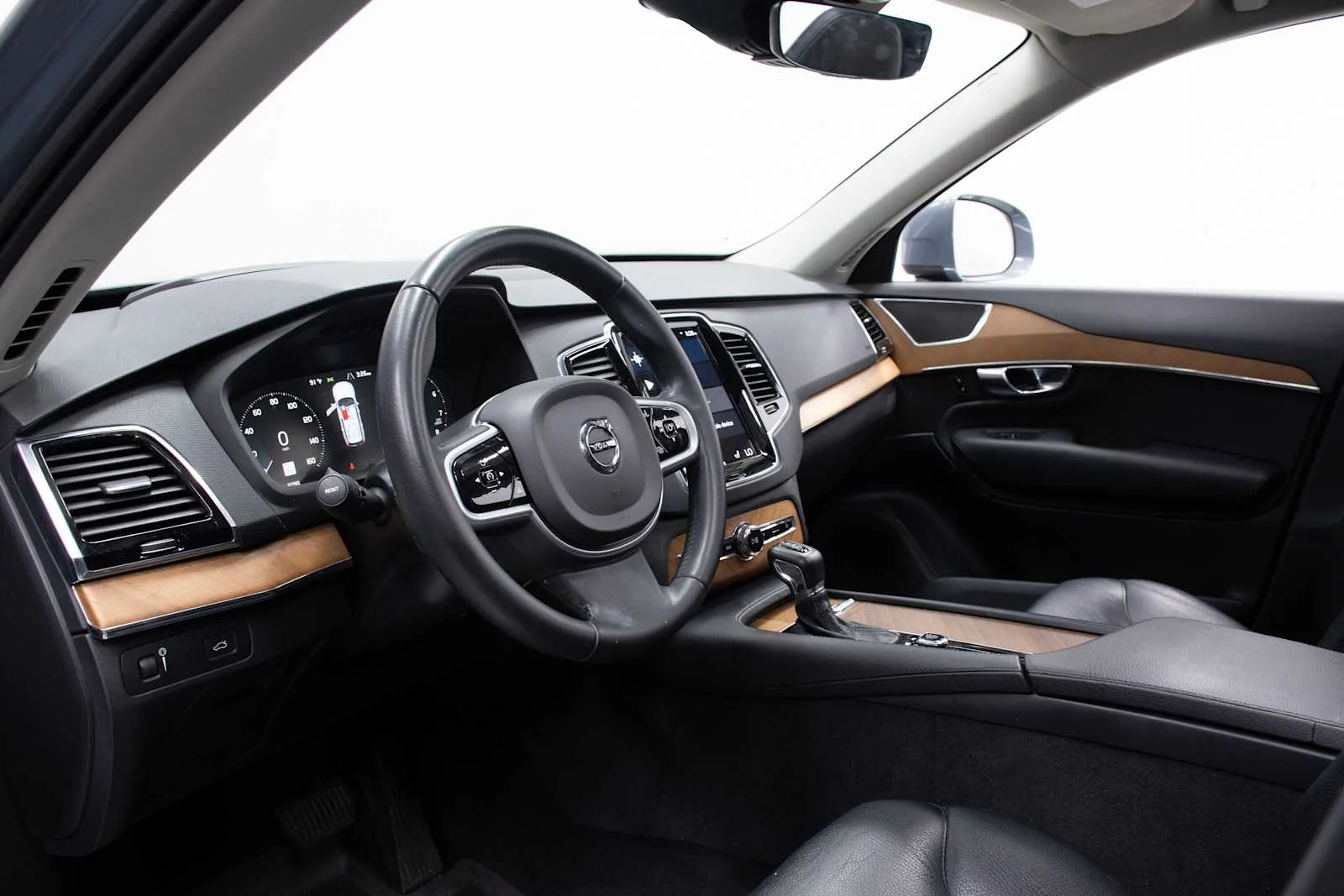 Used 2022 Thunder Grey Metallic Volvo Momentum image 16