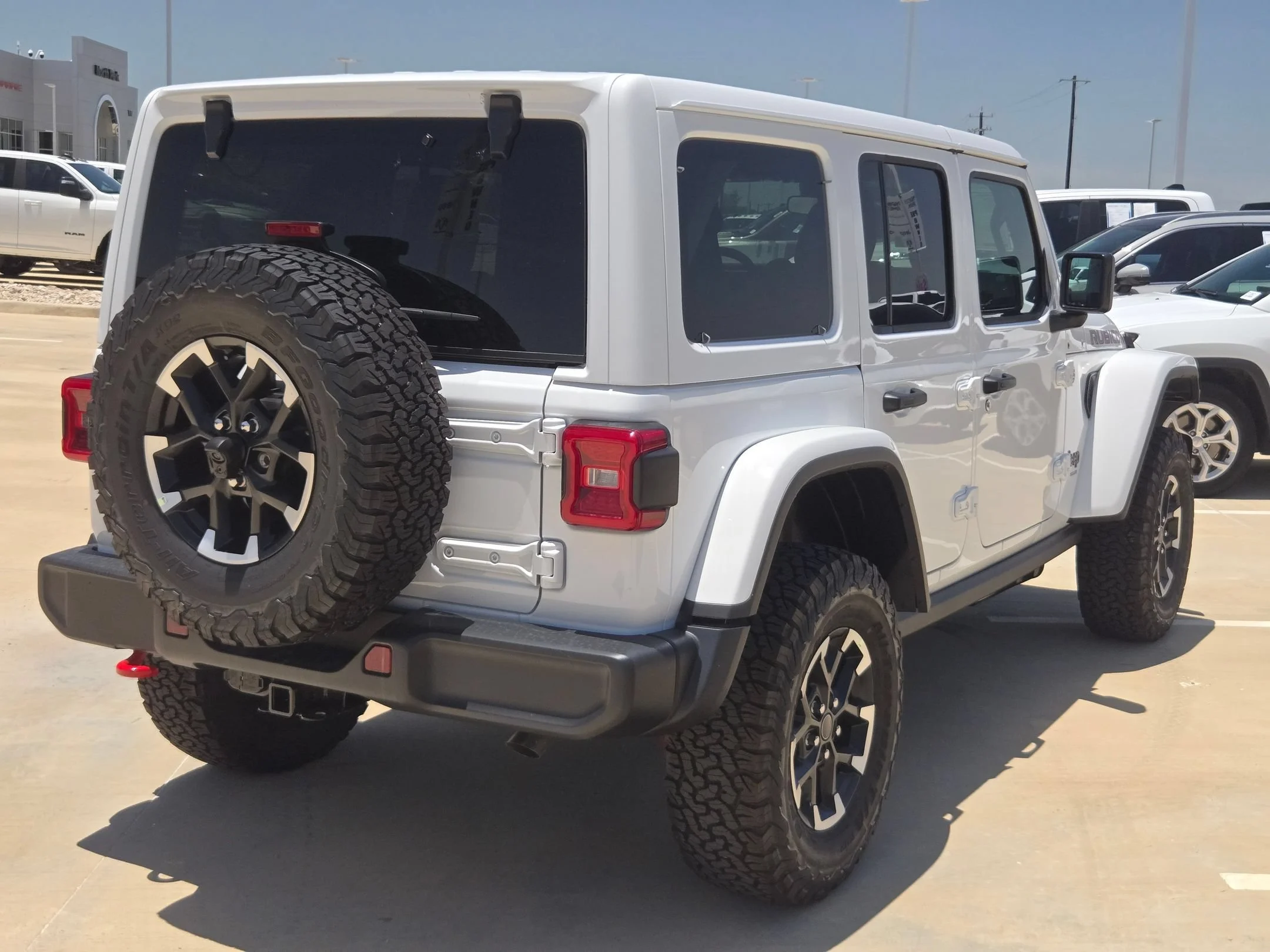 New 2026 Bright White Clear-Coat Exterior Paint Jeep Rubicon image 3