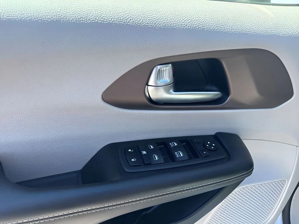 Used 2023 Silver Chrysler LX image 25