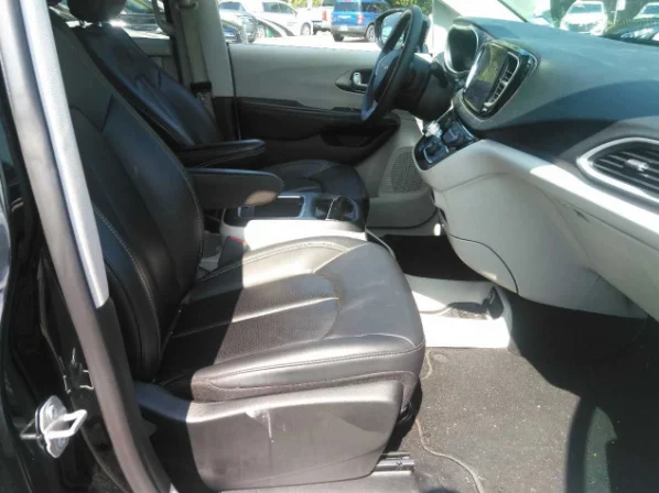 Used 2024 Black Chrysler Touring L image 8
