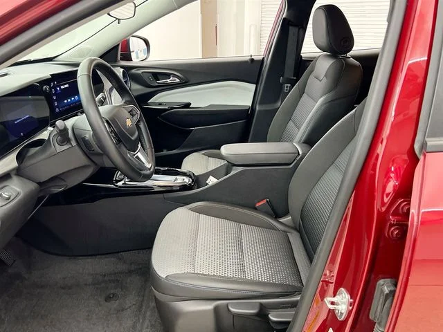 2025 Chevrolet Trax LT - Photo 9