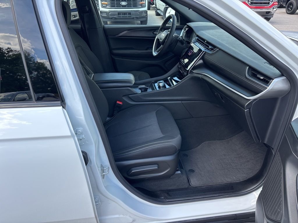 Used 2025 White Jeep Laredo X image 12