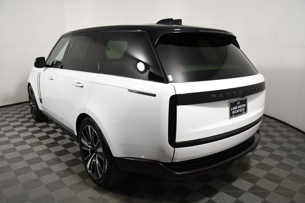 New 2026 Ostuni Pearl W Land Rover SE image 4