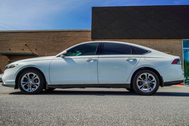 Used 2023 White Honda EX image 9
