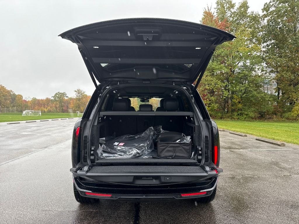 New 2025 Santorini Black Land Rover SE image 9