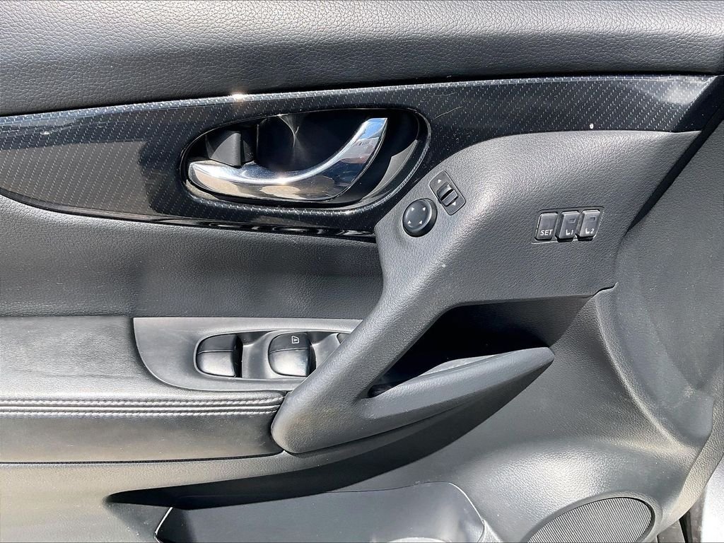 Used 2019 Gun Metallic Nissan SL image 39