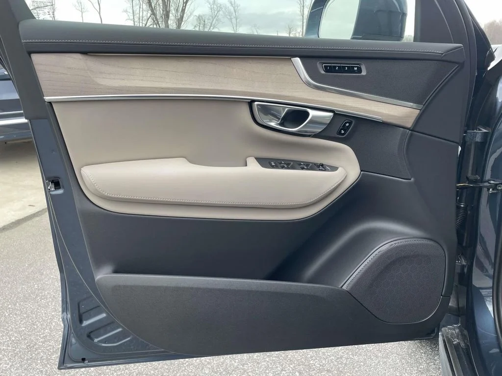 2026 Volvo XC90 Plus - Photo 6