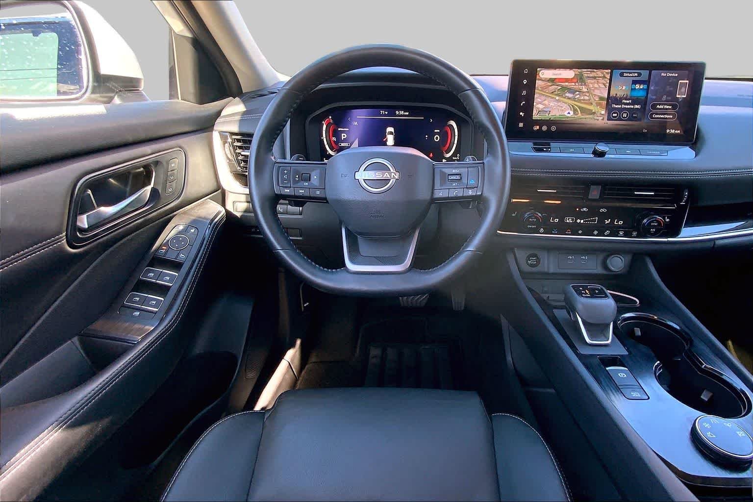 Used 2025 Everest White Pearl Nissan SL image 5
