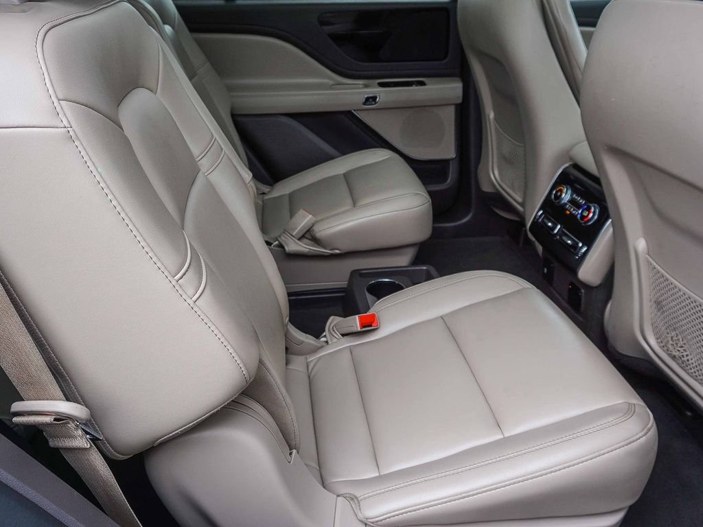 Used 2022 White Lincoln Standard image 13