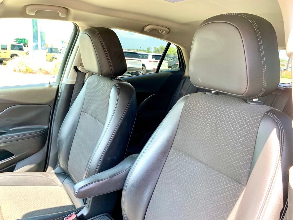 Used 2021 Silver Buick Preferred image 12