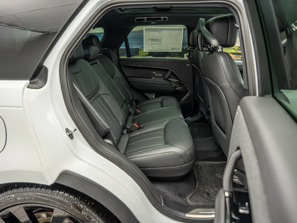 New 2026 Fuji White Land Rover Dynamic SE image 31