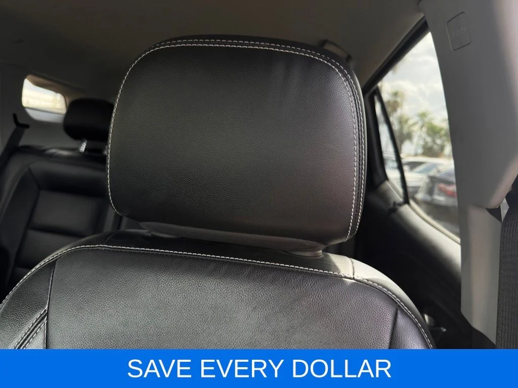 Used 2022  GMC SLT image 10