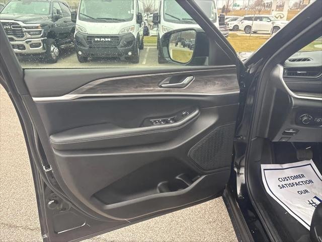 New 2026 Diamond Black Crystal Pearl-Coat Exterior Paint Jeep Altitude image 18