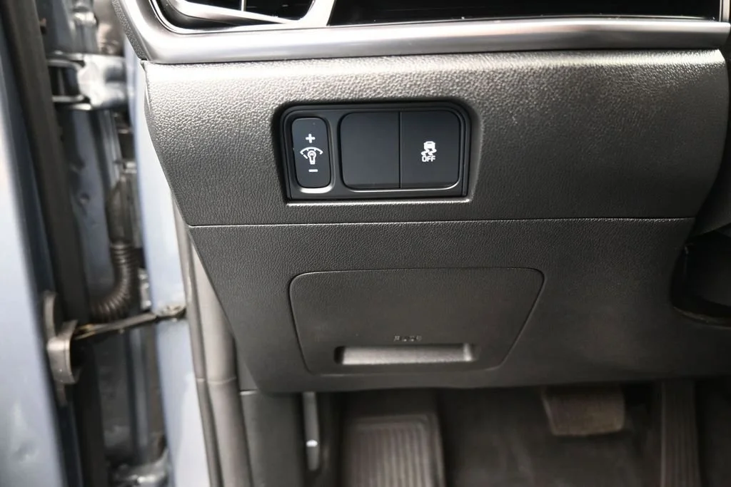 Used 2025 Silver Kia S image 34