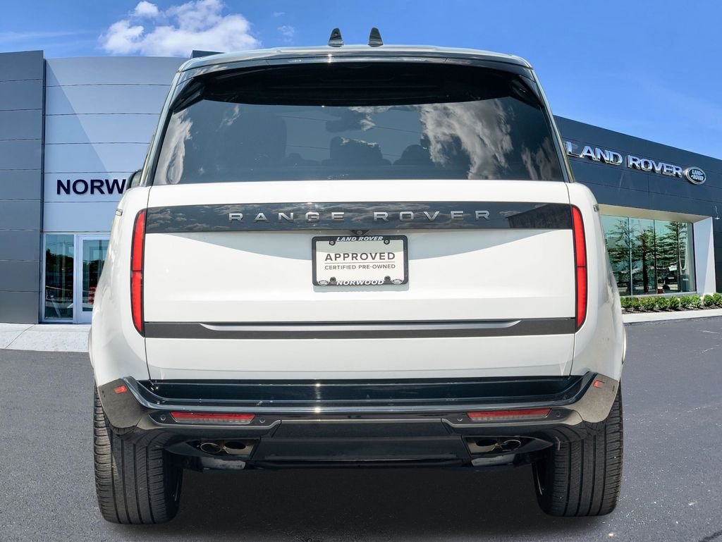 Used 2024 White Land Rover SE image 5
