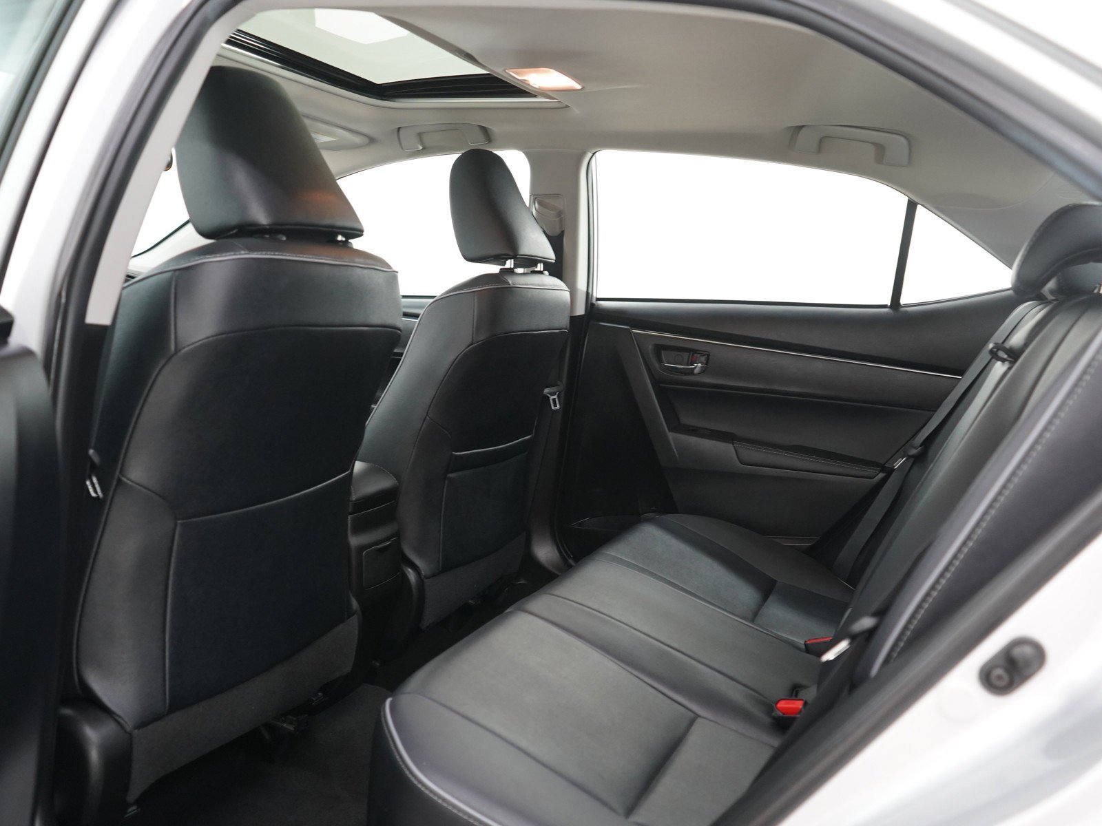 Used 2017 Classic Silver Metallic Toyota Xle image 16