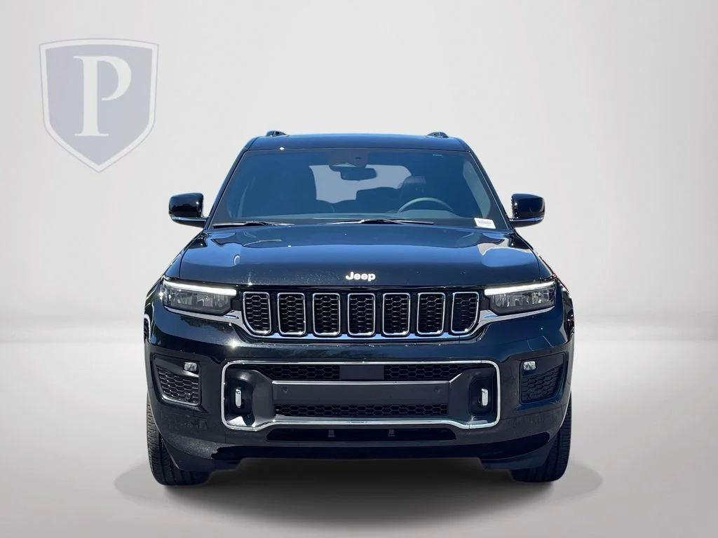 New 2025 Diamond Black Crystal Pearl-Coat Exterior Paint Jeep Overland image 3