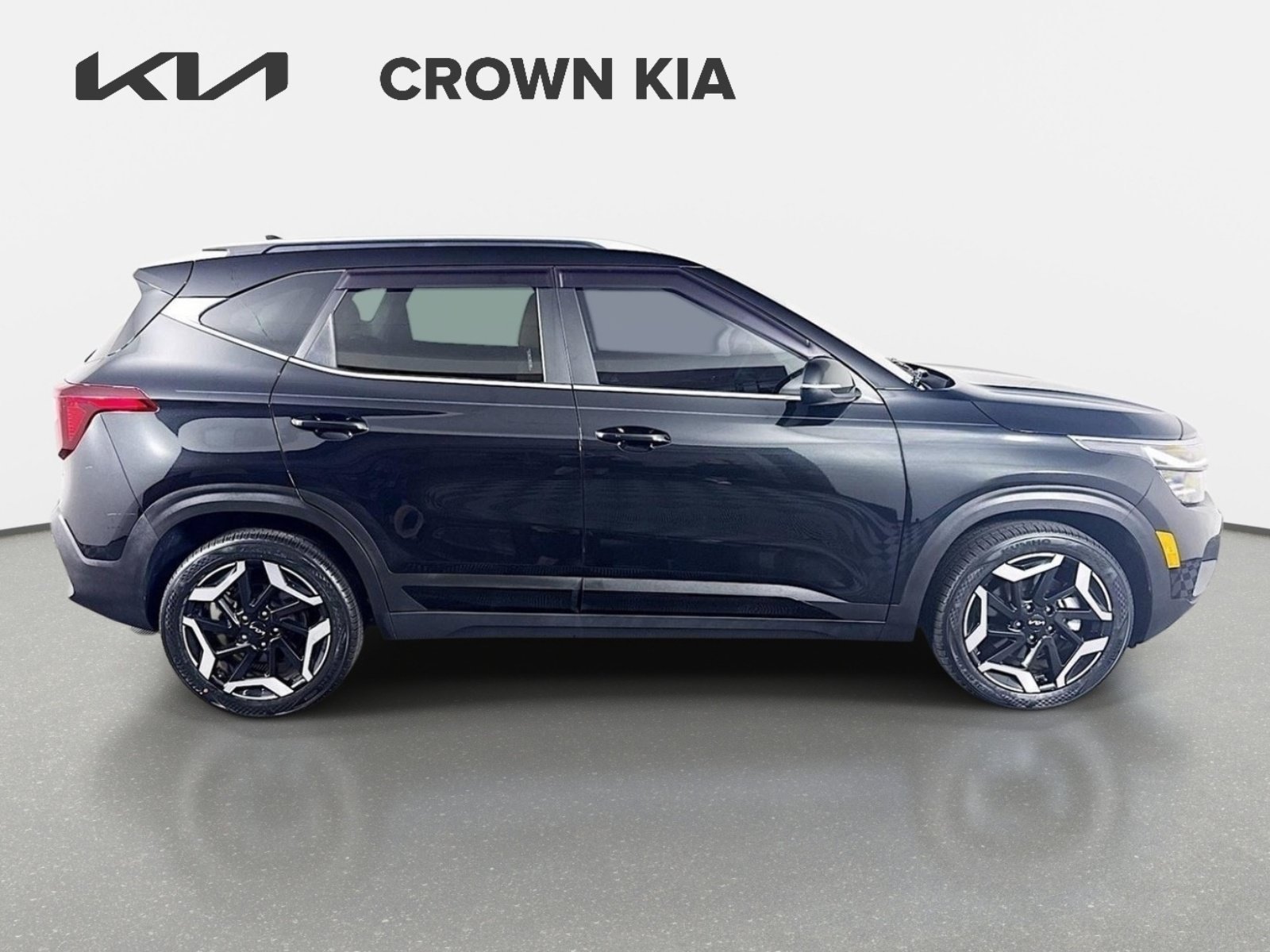 Used 2024 Fusion Black Kia SX image 4