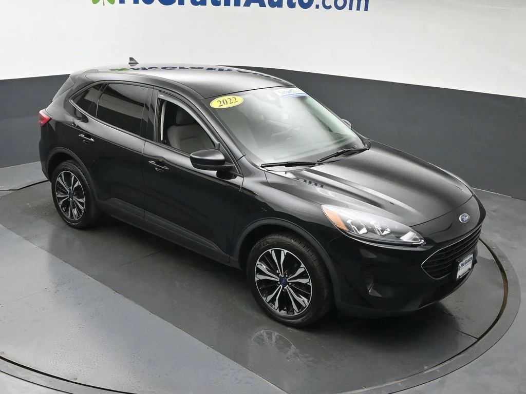 Used 2022 Black Ford SE image 3
