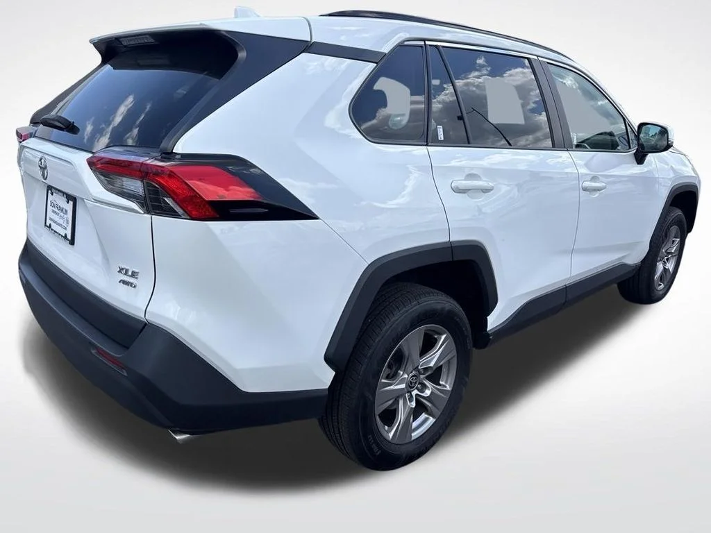 Used 2022 White Toyota XLE image 14