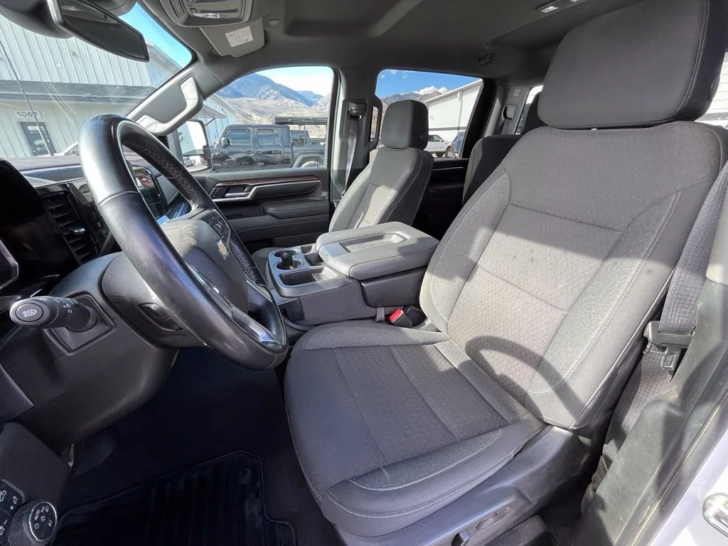 Used 2025 Summit White Chevrolet LT image 9