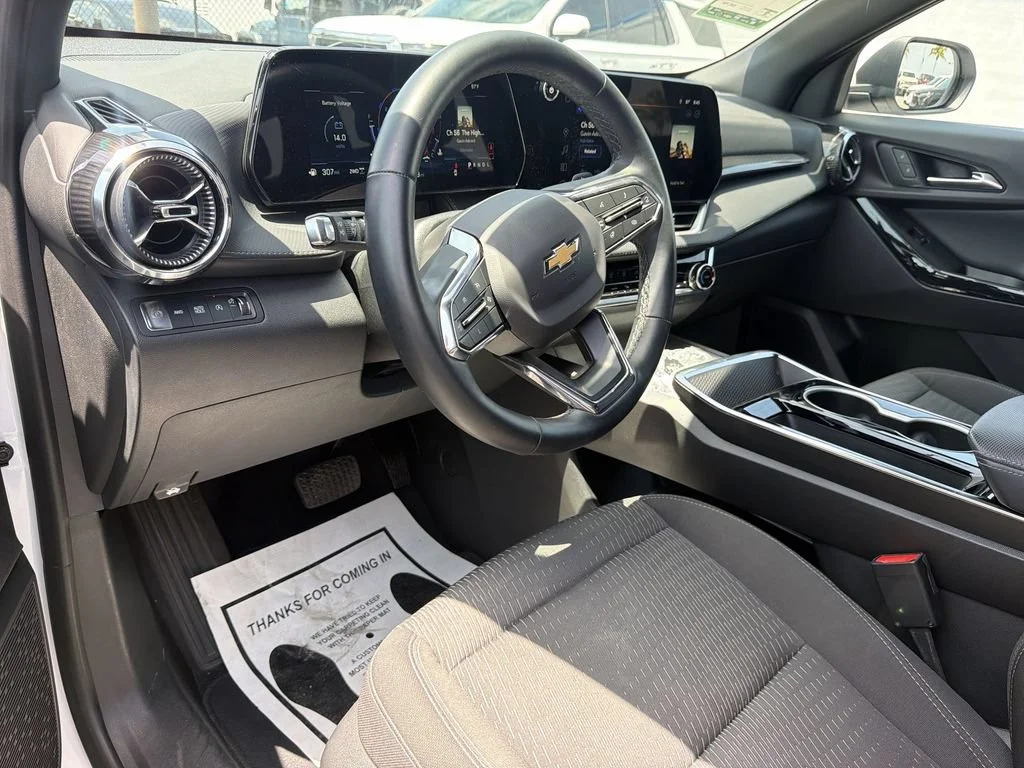 Used 2025 Summit White Chevrolet LT image 16