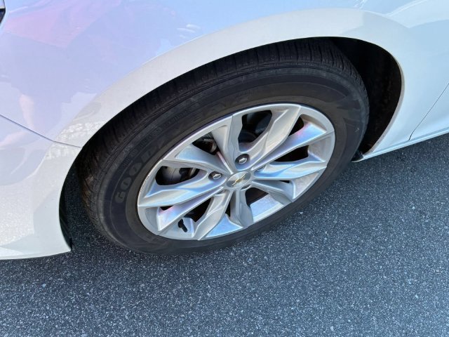 Used 2025 White Chevrolet LT image 12