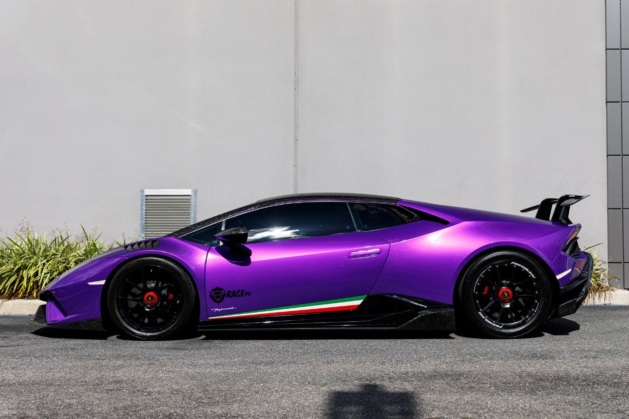 Used 2018  Lamborghini Performante image 2