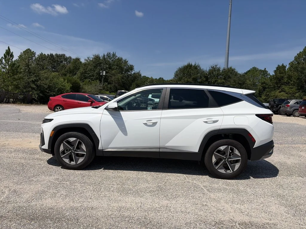 Used 2025 White Hyundai SEL image 3