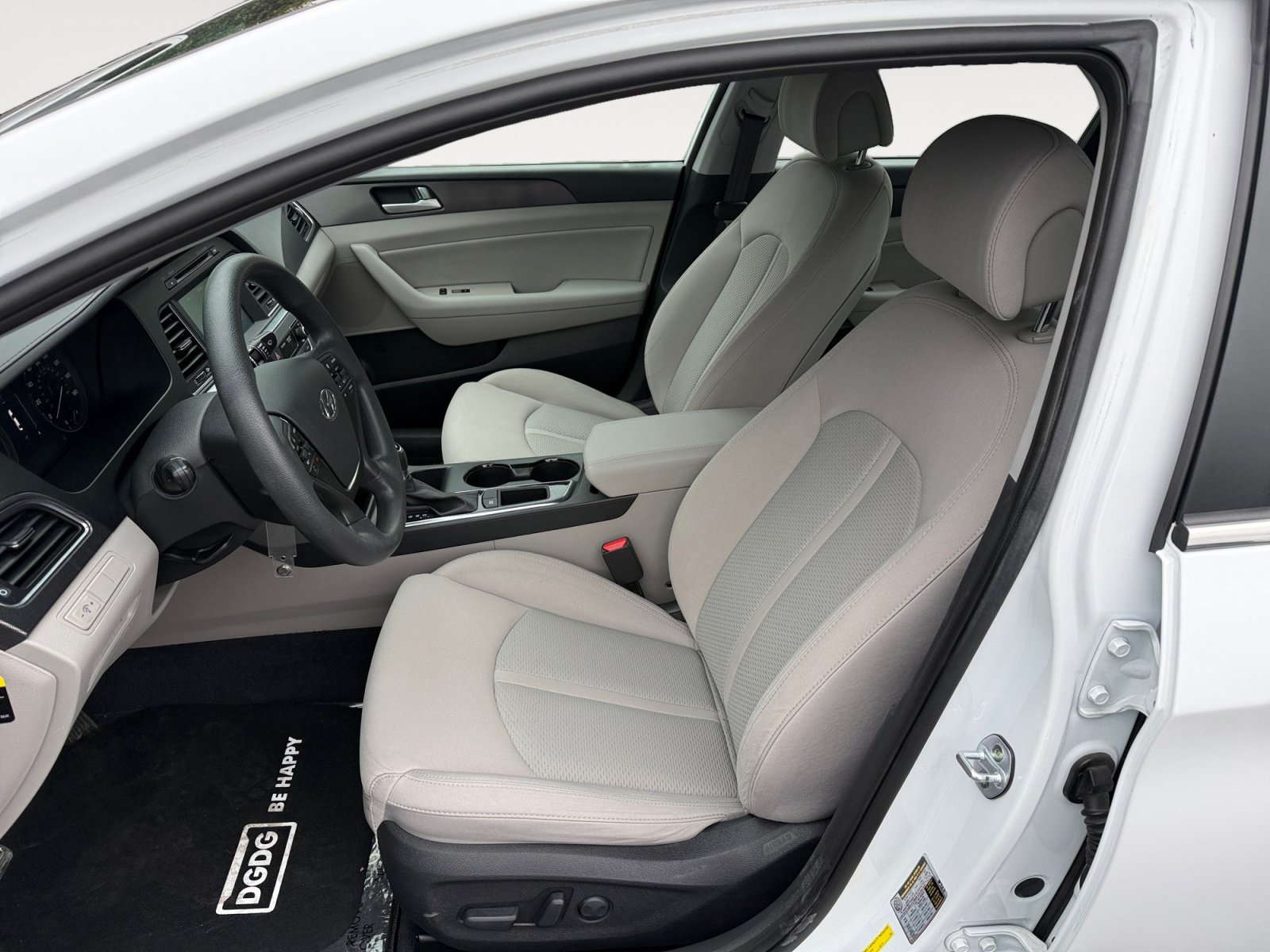 Used 2017 Quartz White Pearl Hyundai Sport image 10