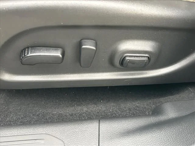 Used 2020 White Nissan Platinum image 21