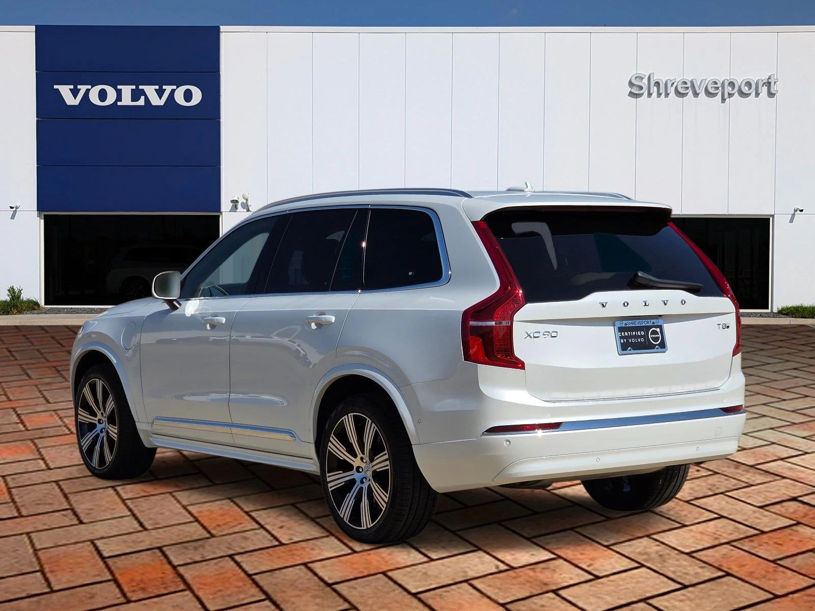 Used 2025 Crystal White Metallic Volvo Ultra image 6