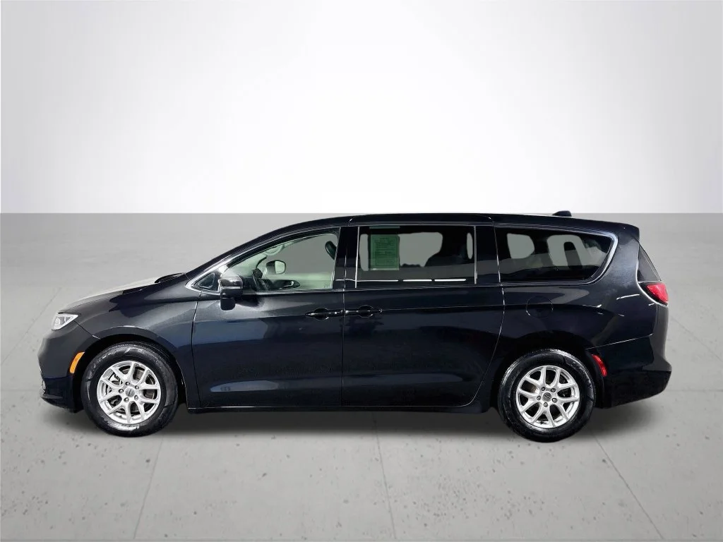 Used 2023 Black Chrysler Touring L image 9
