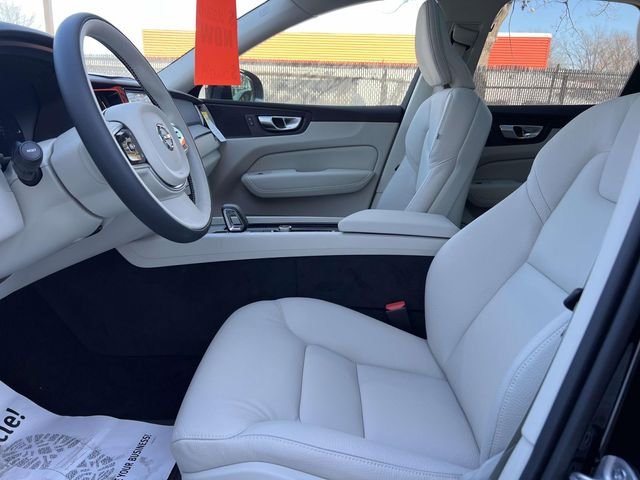 2025 Volvo XC60 Plus - Photo 17