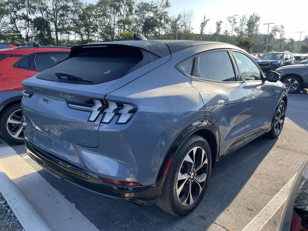 Used 2023 Vapor Blue Metallic Ford Premium image 4
