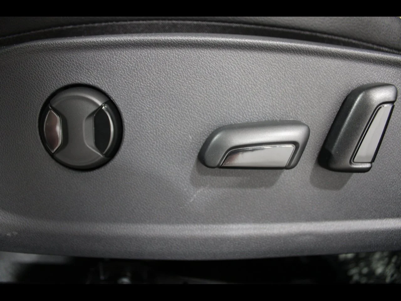 New 2026 Deep Black Pearl Volkswagen 1.5T SE image 4