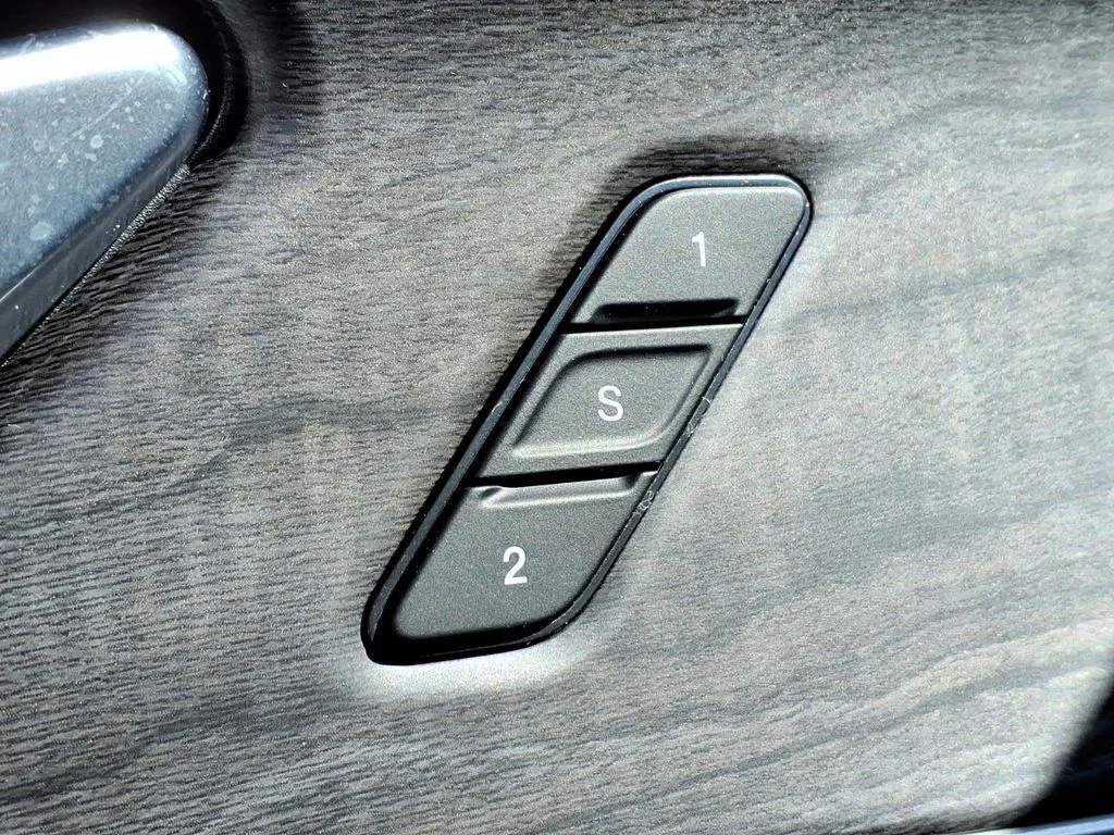 Used 2025 White Jeep Limited image 13