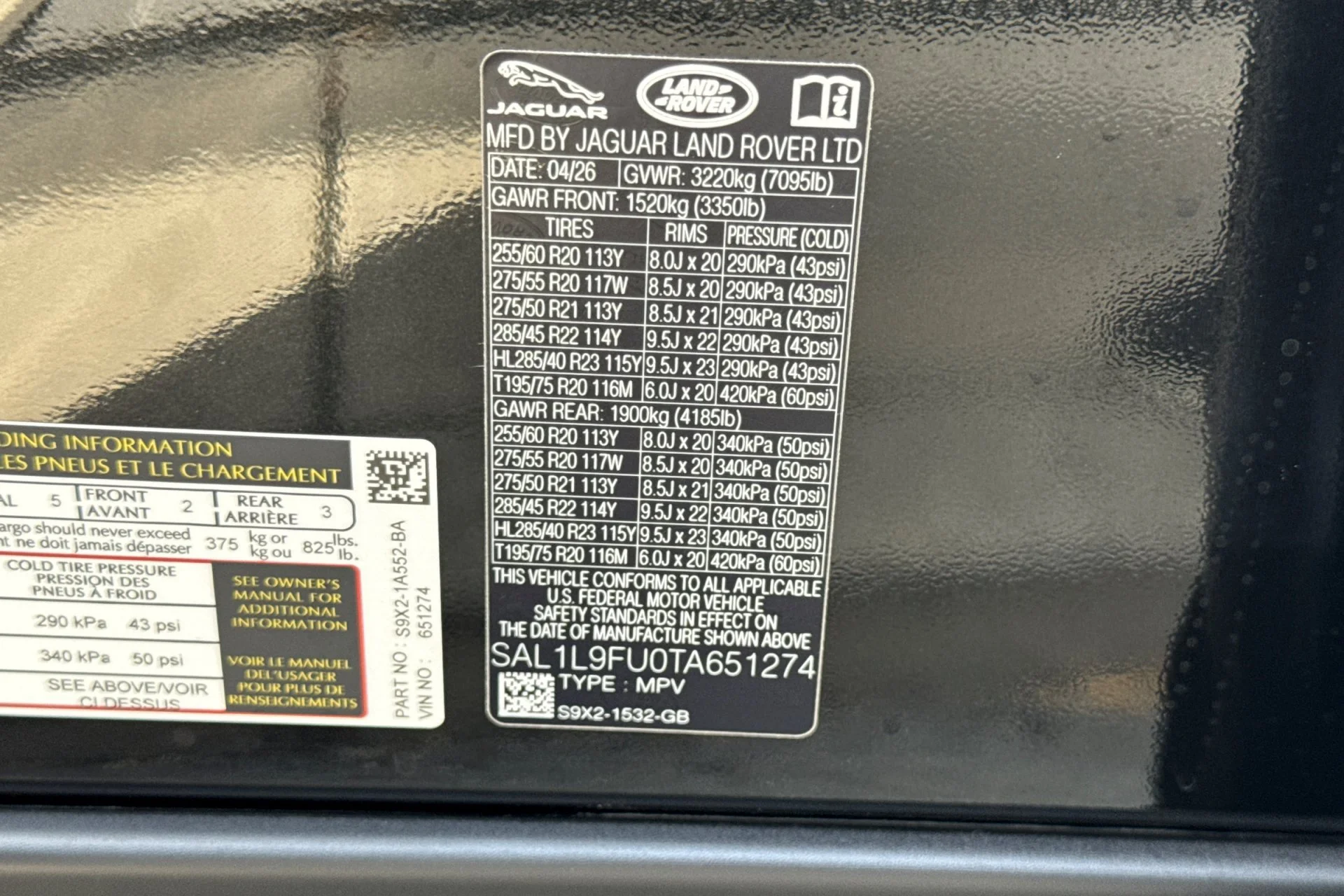 New 2026 Santorini Black Land Rover Dynamic SE image 29