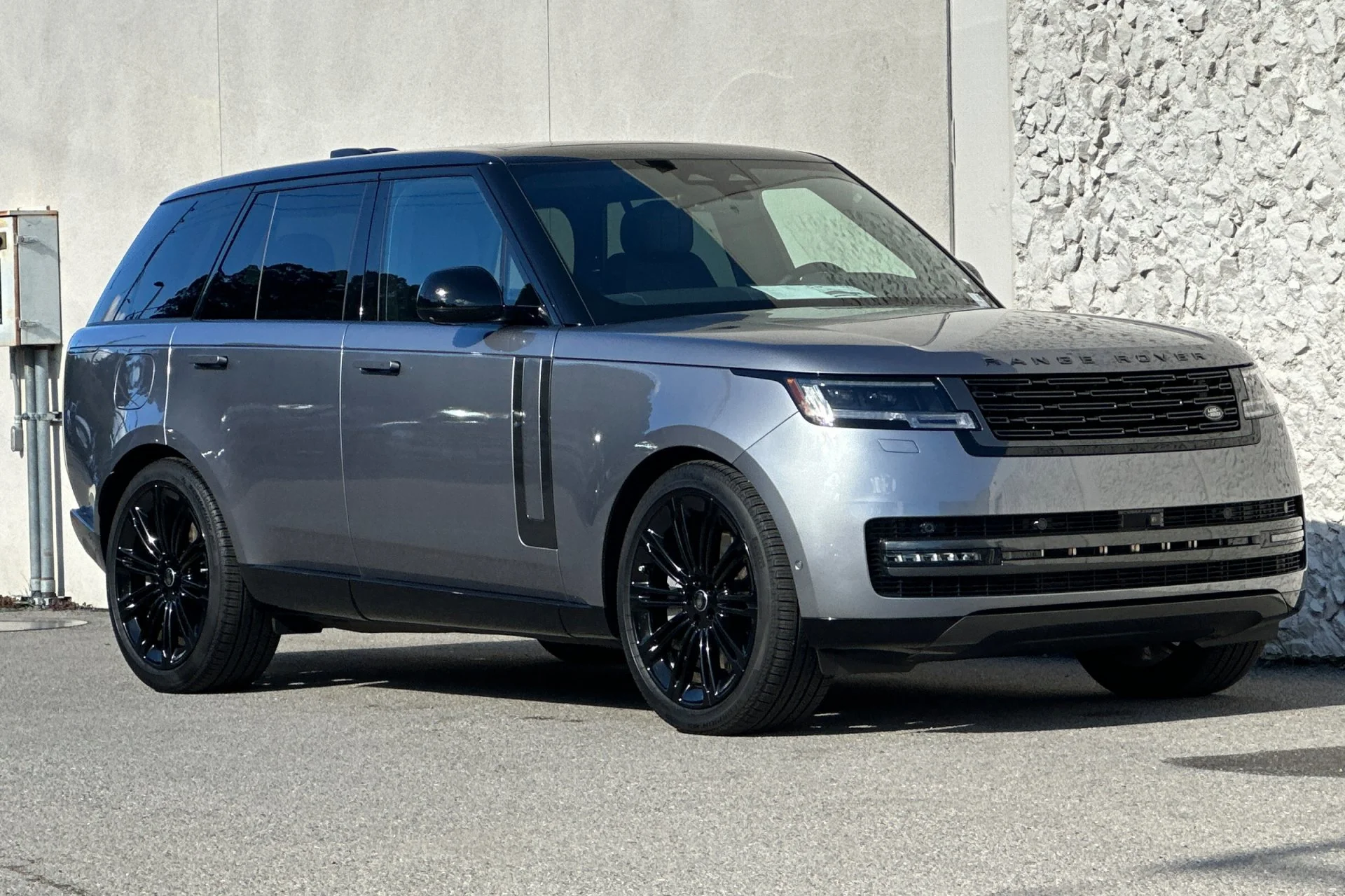 Used 2025 Eiger Grey Metallic Land Rover P530 SE image 9
