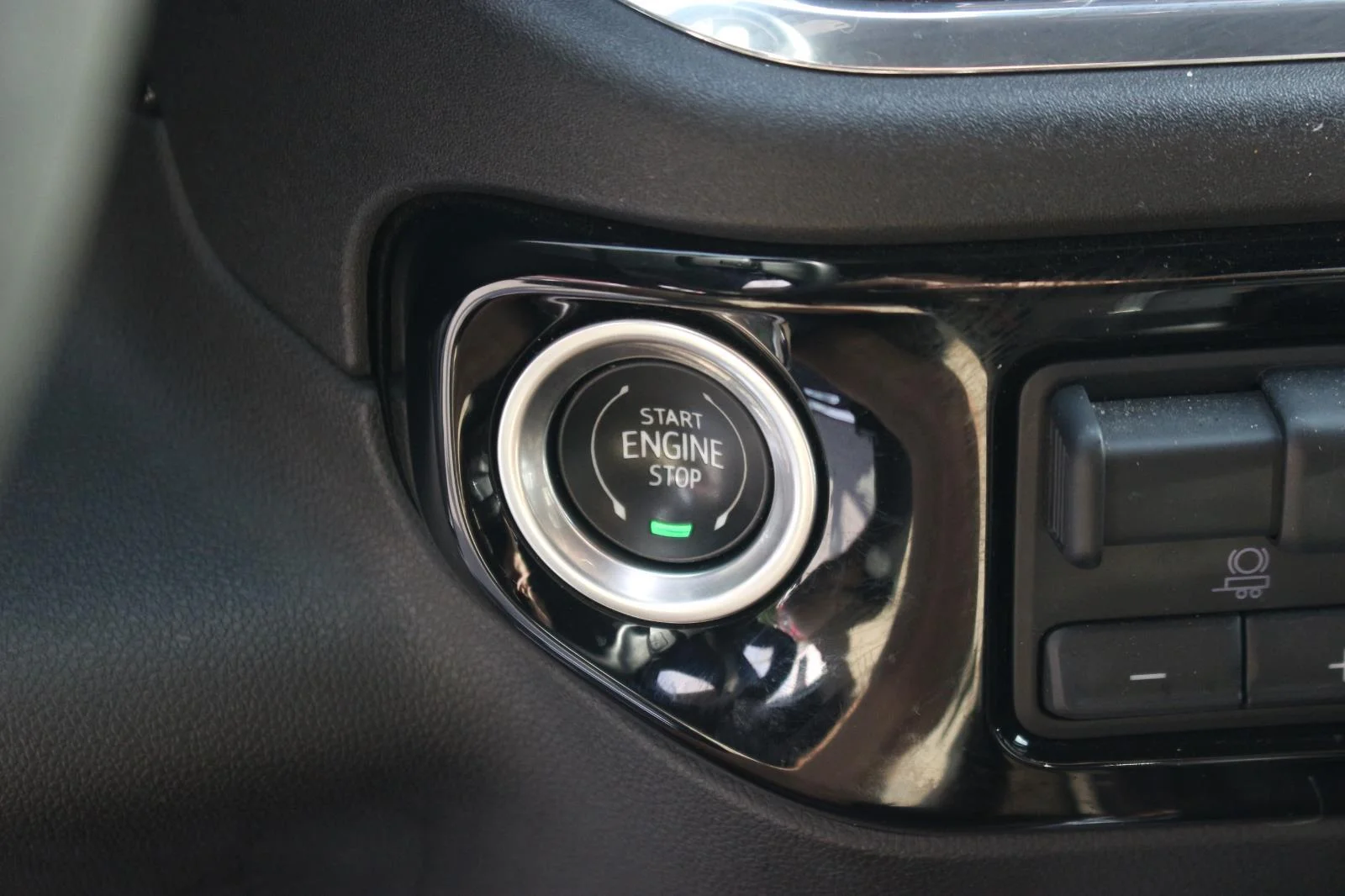 Used 2024 Summit White Chevrolet RST image 30