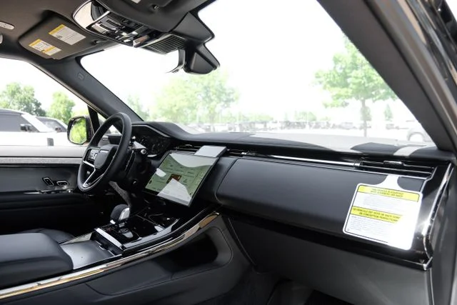 New 2026 Santorini Black Land Rover Dynamic SE image 15