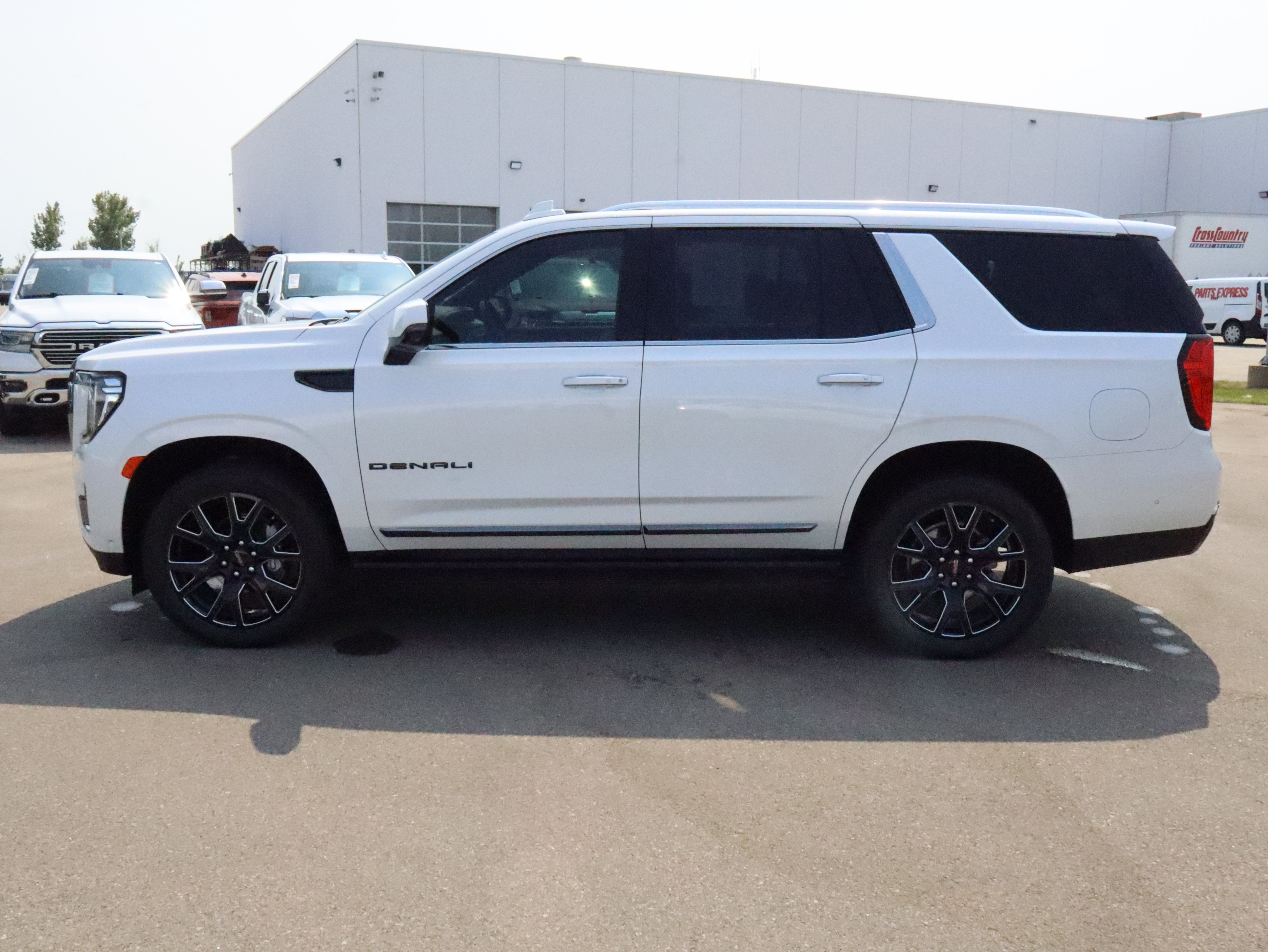 Used 2024 White Frost Tricoat GMC Denali Ultimate image 4