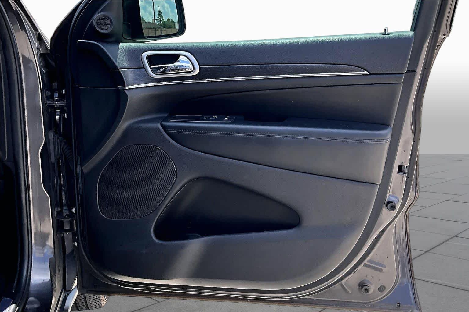 Used 2018 Granite Crystal Metallic Clearcoat Jeep Limited image 20