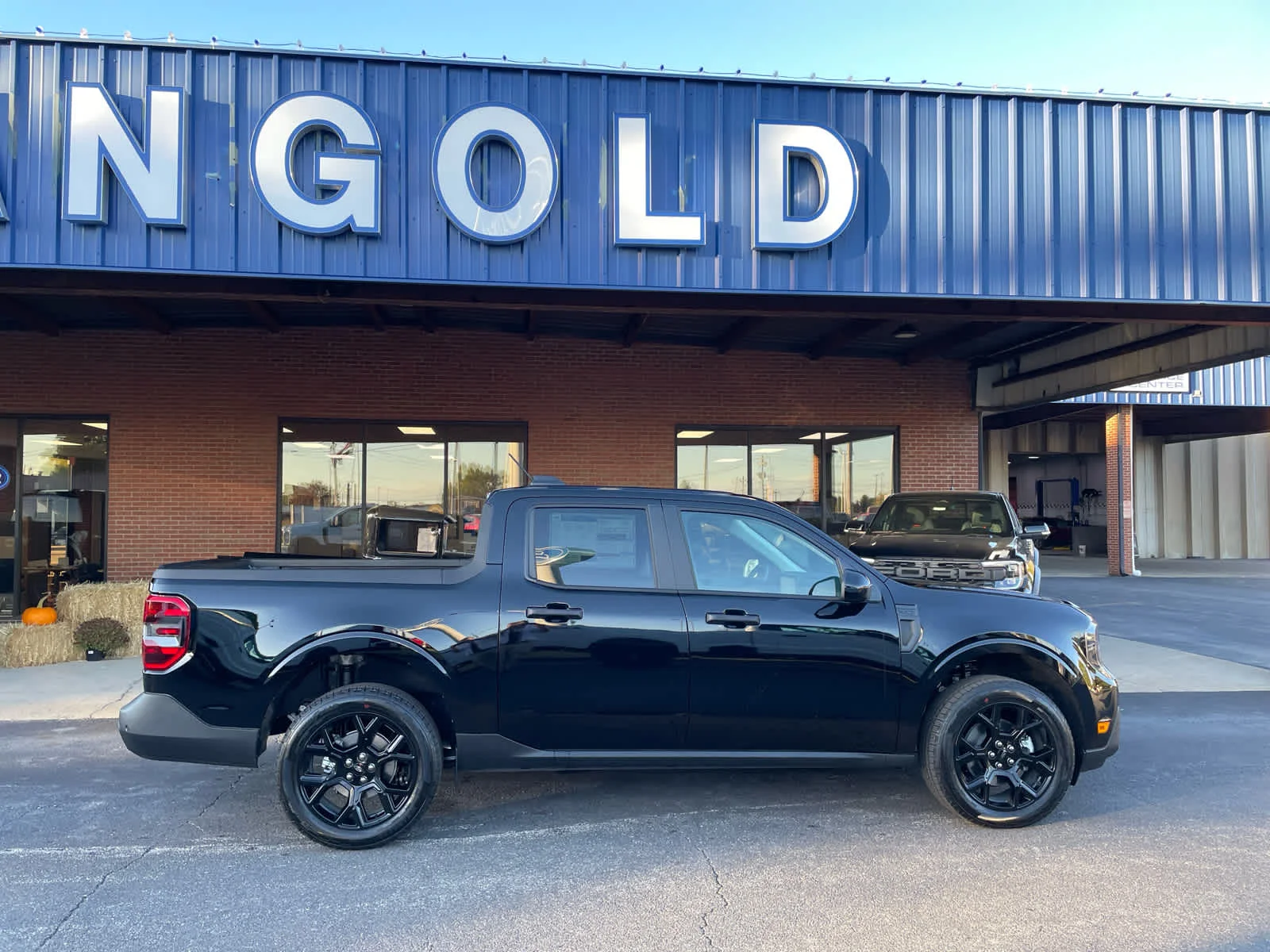 New 2025 Shadow Black Ford XLT image 4