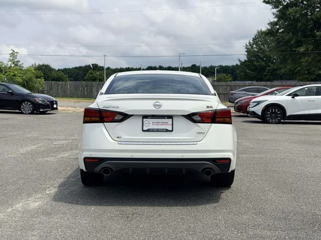 Used 2021 White Nissan 2.5 SR image 3