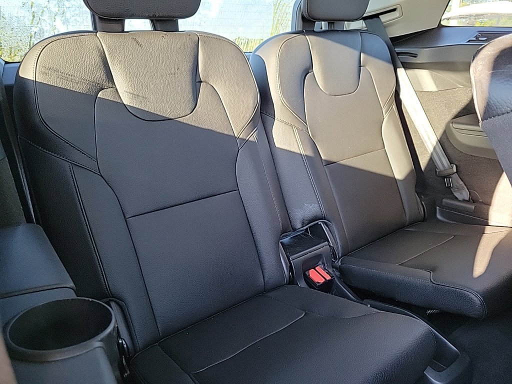 Used 2019 Gray Volvo T6 Momentum image 10