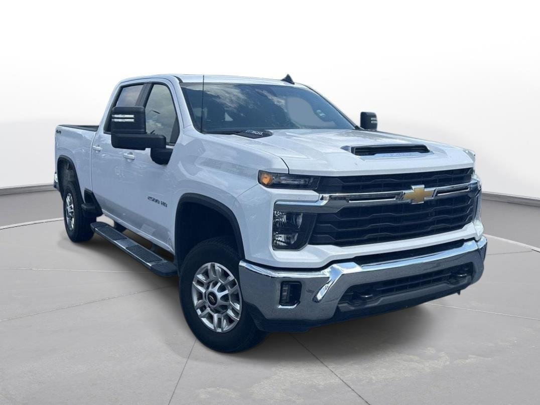 Used 2025 Summit White Chevrolet LT image 4