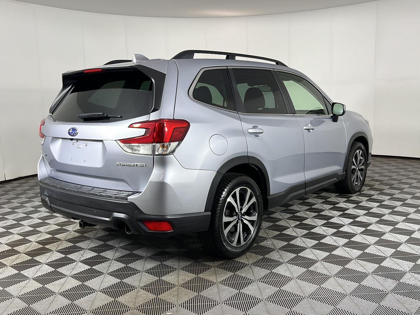 Used 2020 Ice Silver Metallic Subaru Limited image 5