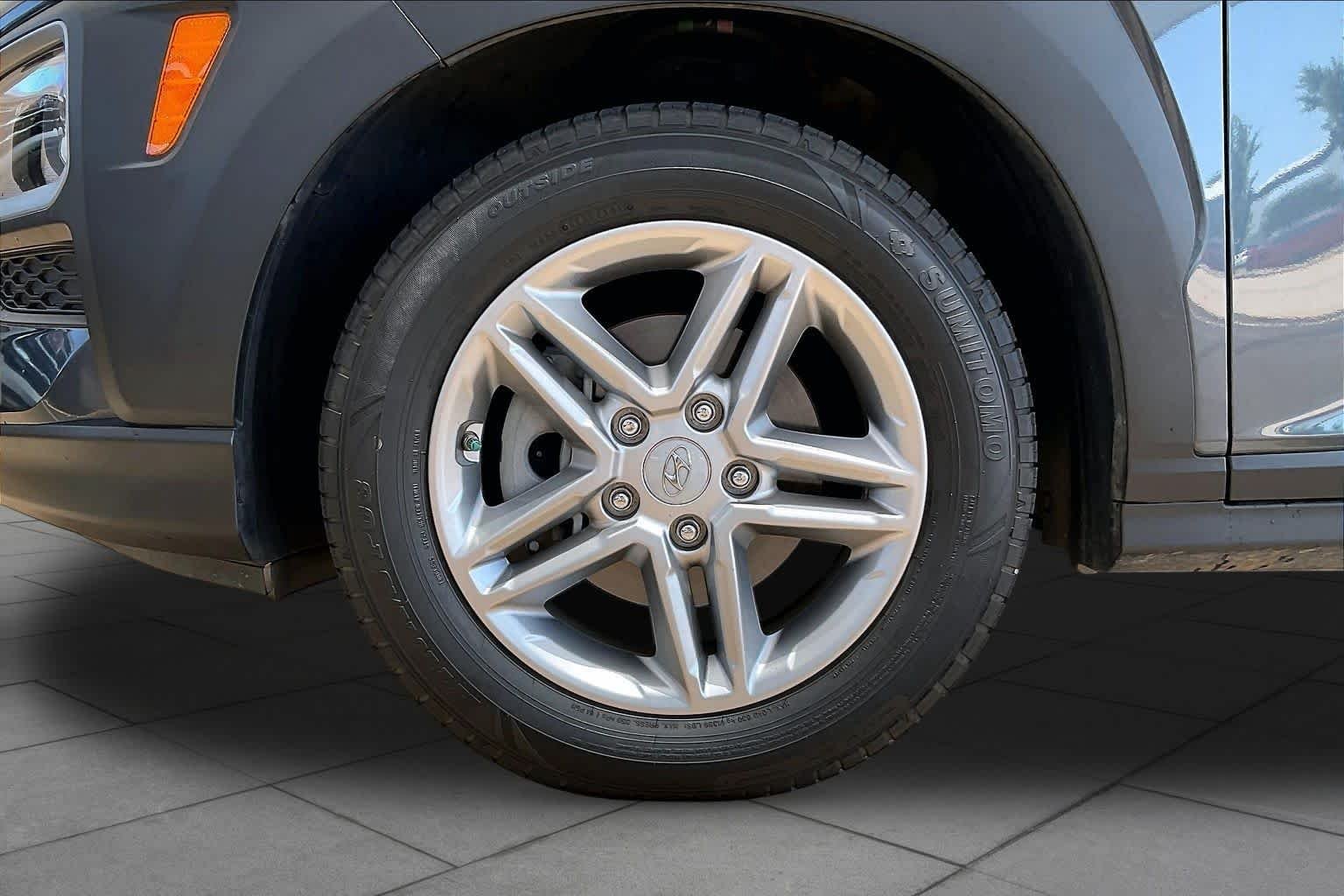 Used 2021 Thunder Gray Hyundai SE image 11