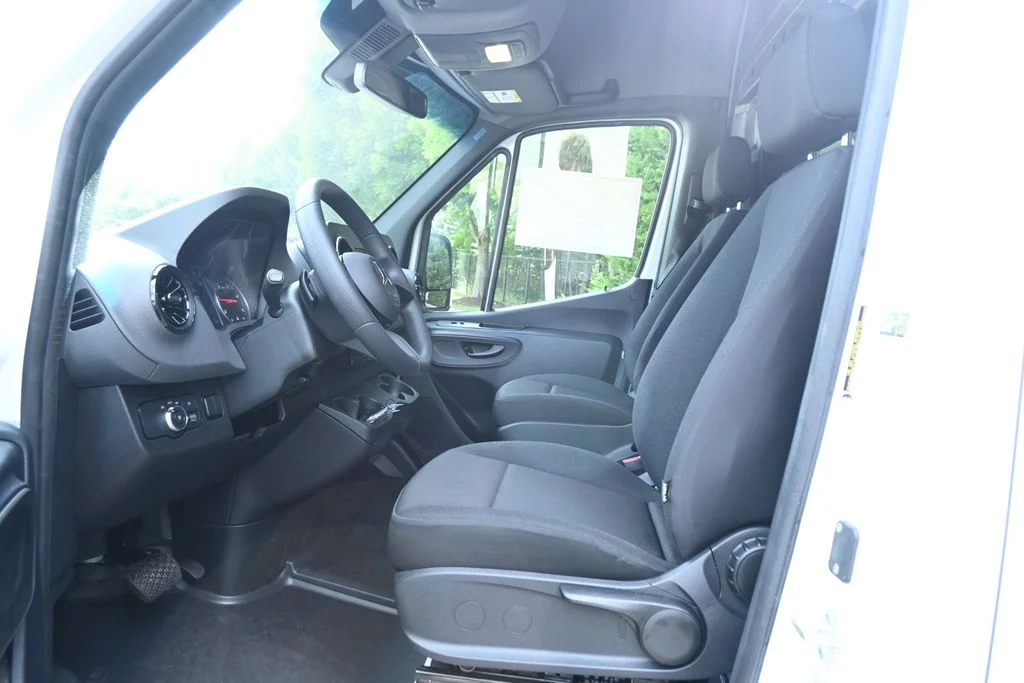 Used 2026  Mercedes-Benz Cargo 144 WB image 3